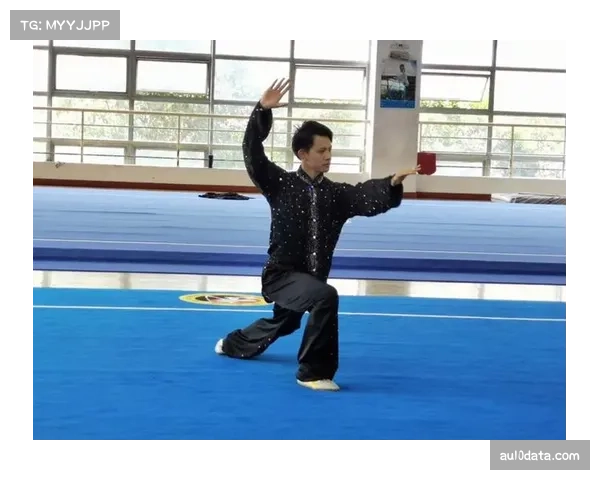 特写:38岁的米尔纳在训练结束后加练传中,备战可能的关键出场 特写:38岁的米尔纳在训练结束后加练传中,备战可能的关键出场